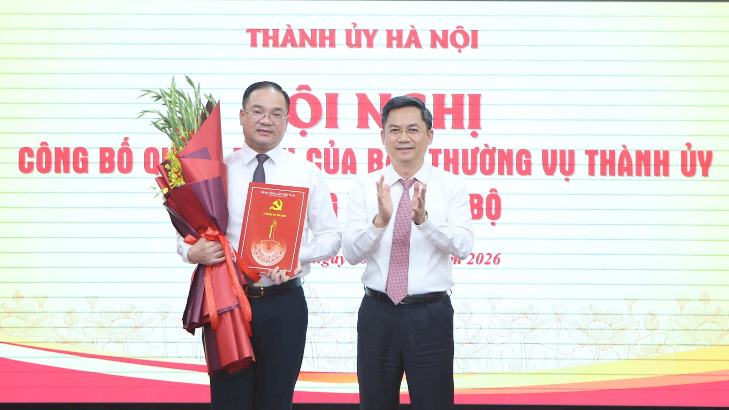 Lãnh đạo thành phố trao quyết định công tác cán bộ