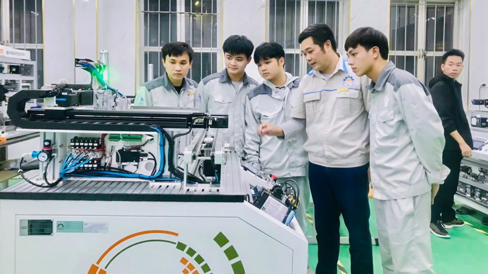 Gỡ điểm nghẽn nhân lực từ việc trao quyền cho Thủ đô