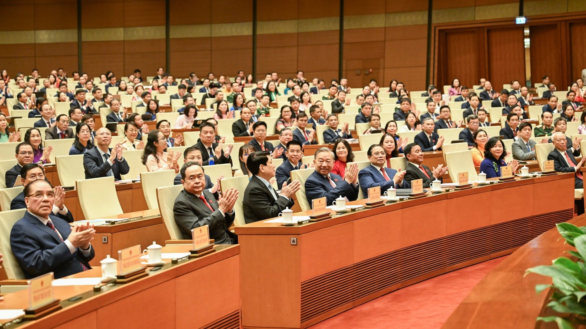 Quốc hội thảo luận về thuế môi trường, VAT xăng dầu, nhiên liệu bay