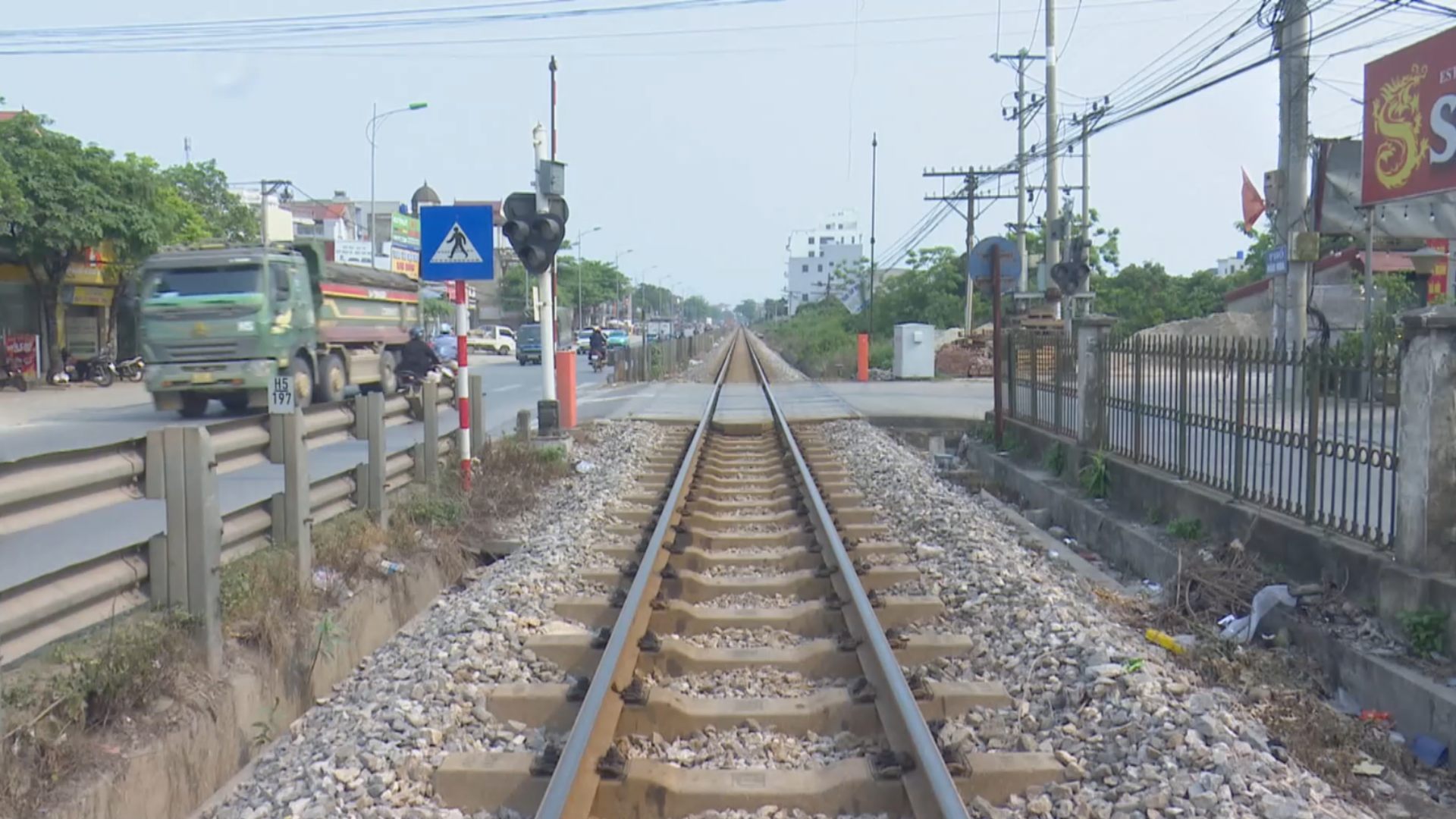 Xóa bỏ các đường ngang mất an toàn, kéo giảm TNGT đường sắt