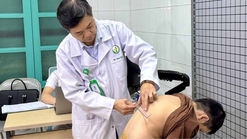 Phát hiện và điều trị sớm vẹo cột sống, tránh hậu quả nặng nề