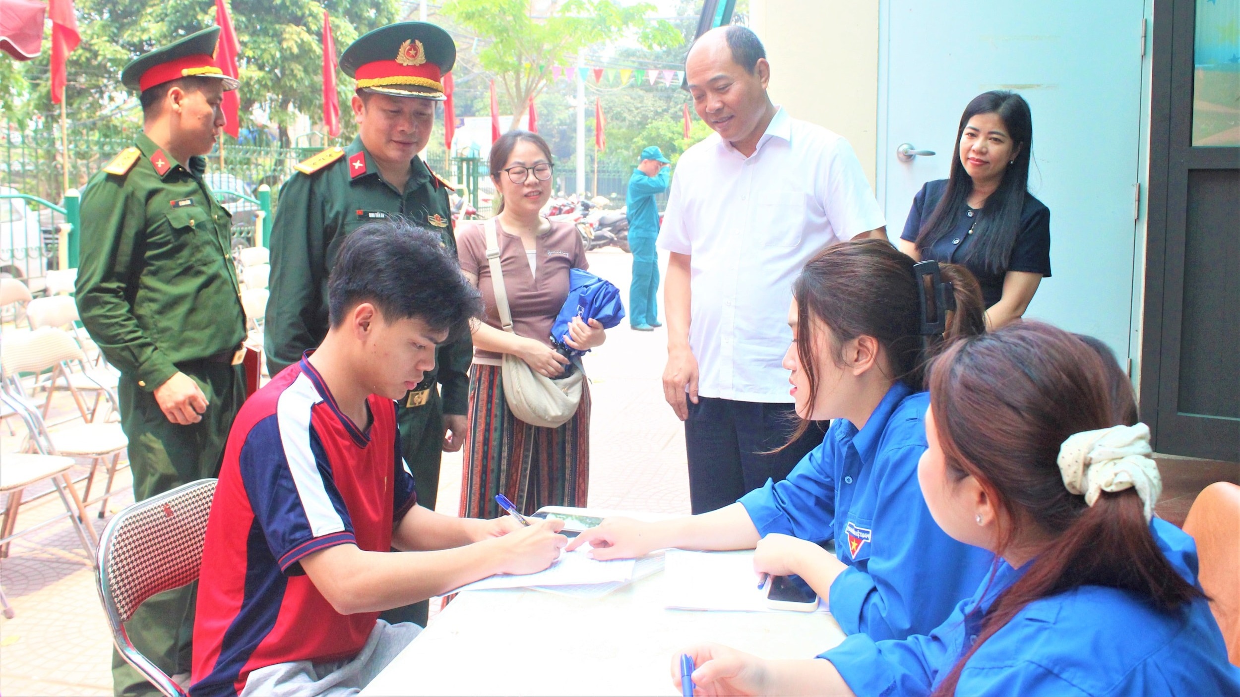 Tuổi trẻ Định Công hăng hái tham gia đăng ký nhập ngũ