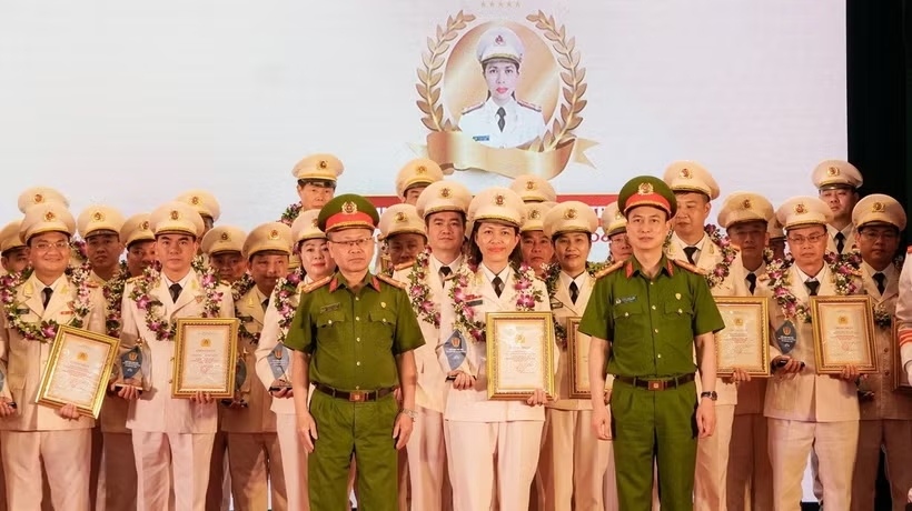 Tuyên dương các điển hình tiên tiến lực lượng Cảnh sát Quản lý hành chính