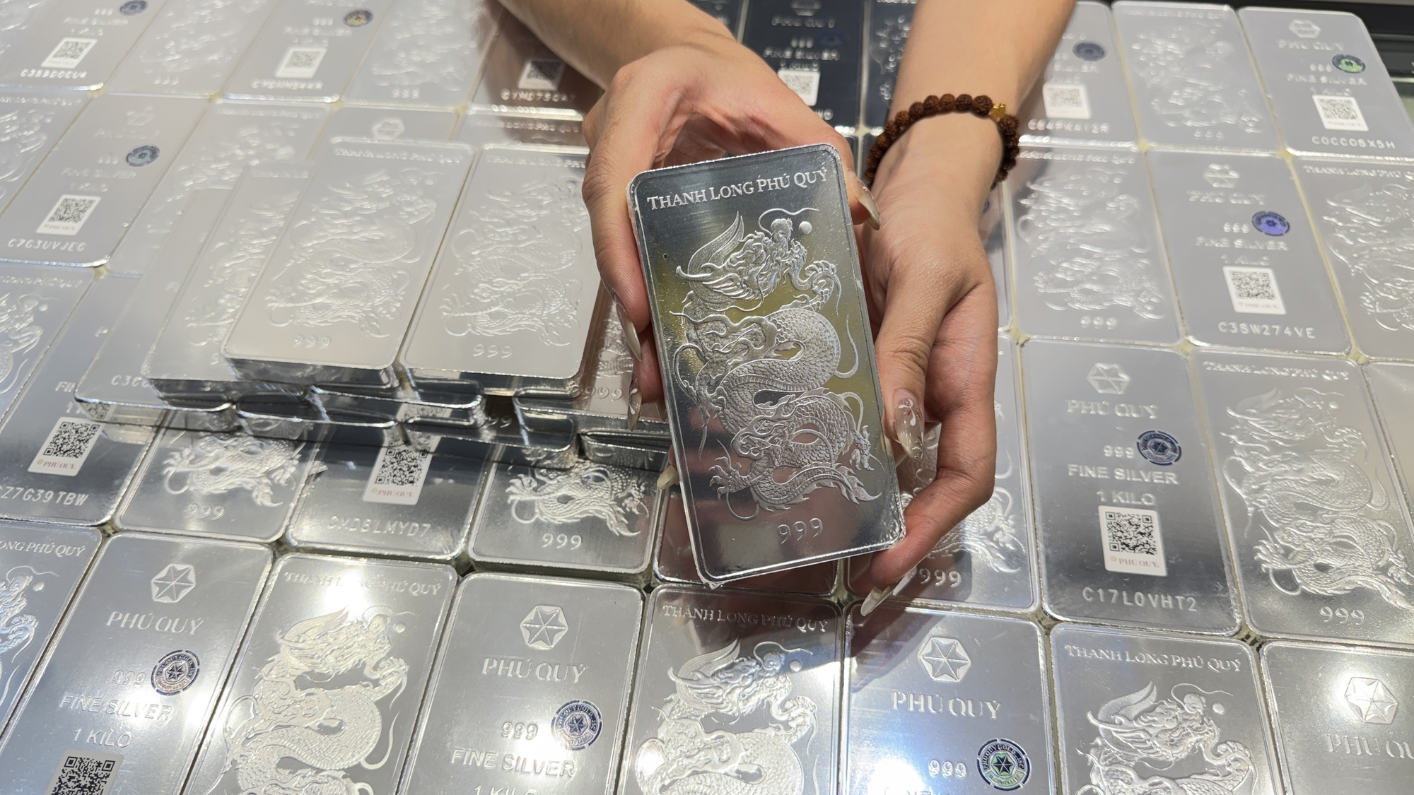 Bạc trong nước cao hơn thế giới gần 17 triệu đồng/kg