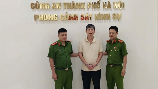 Khởi tố, bắt giam đối tượng đỗ ô tô chặn lối vào hầm chung cư