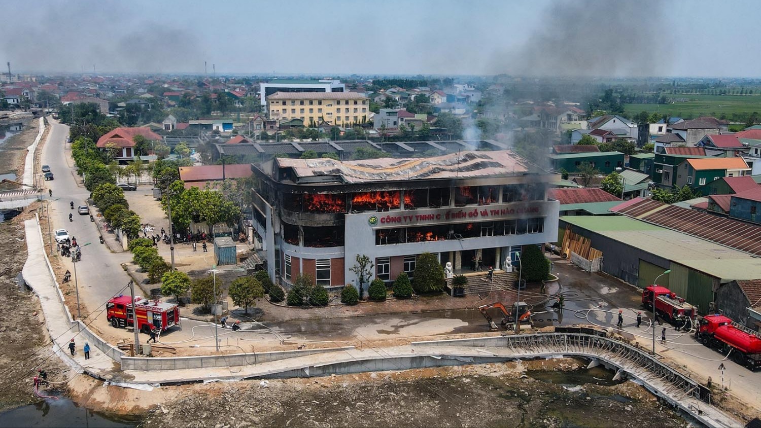 Kịp thời khống chế cháy lớn tại công ty chế biến gỗ
