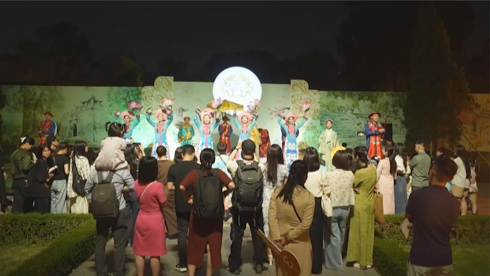 Trải nghiệm tour đêm 'Giải mã Hoàng thành Thăng Long'