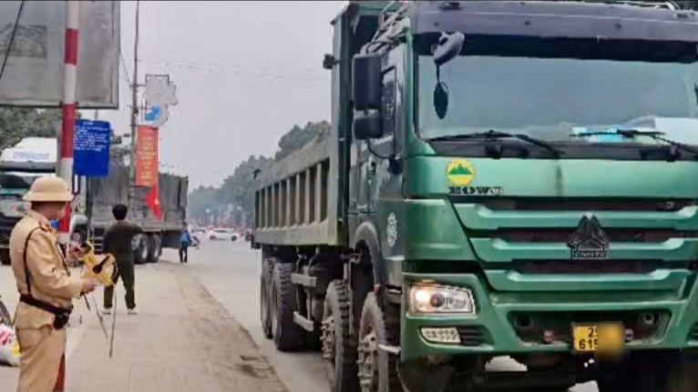 Kiểm soát xe tải cơi nới thùng xe tham gia giao thông