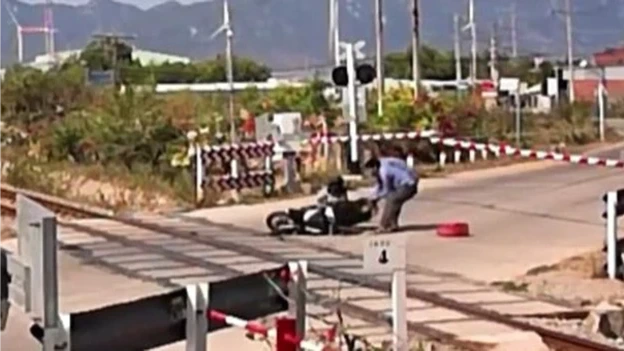 Người phụ nữ lái xe tốc độ cao tông rào chắn đường sắt