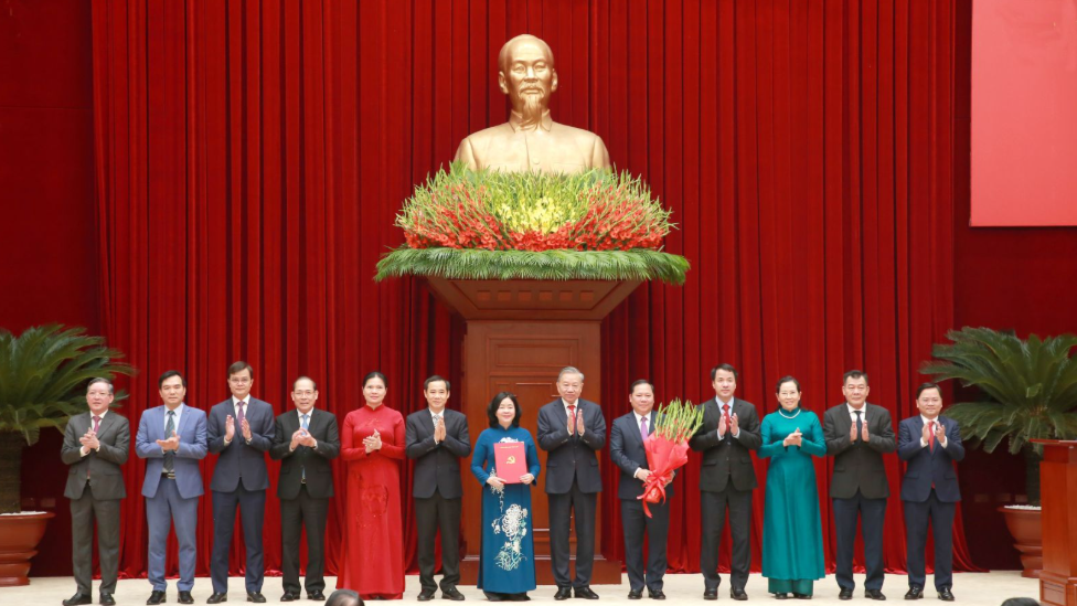 Công bố các Quyết định của Bộ Chính trị về công tác cán bộ