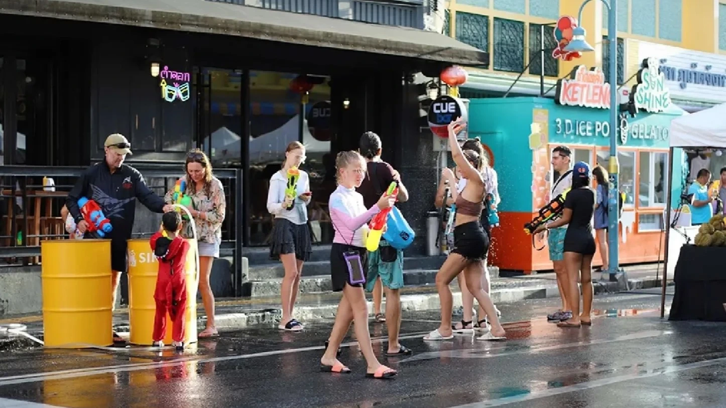 Lễ hội Songkran trầm lắng vì giá nhiên liệu tăng cao