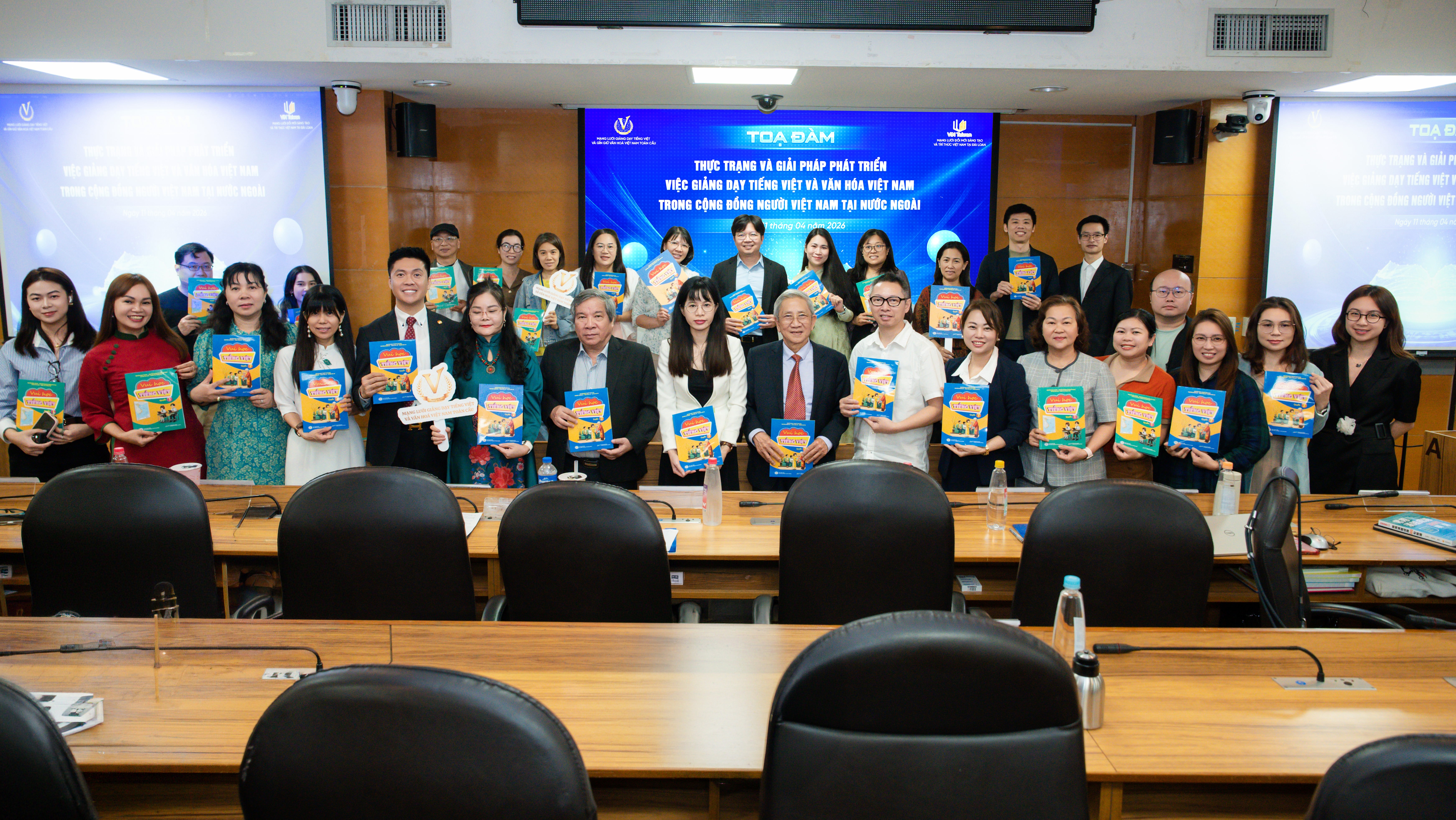 Phát triển giảng dạy tiếng Việt và văn hoá Việt cho kiều bào