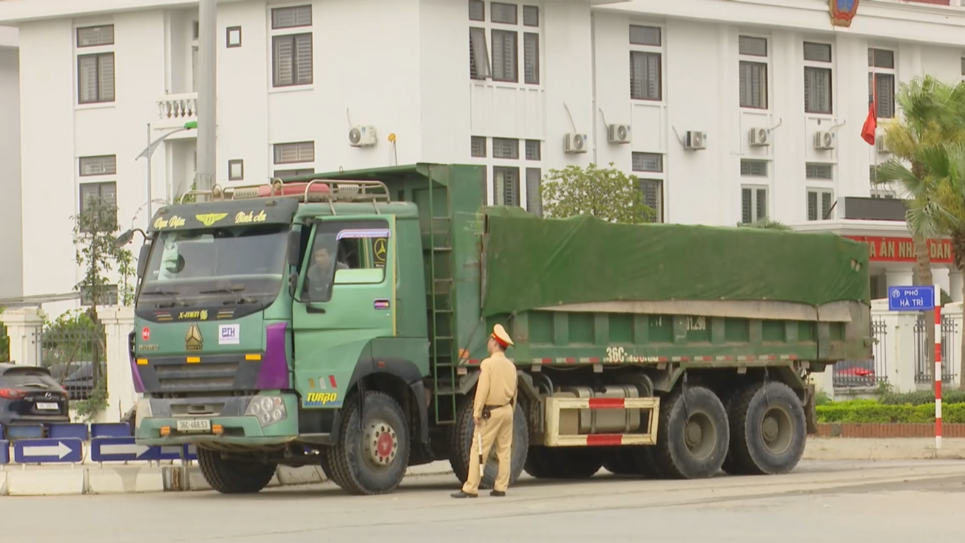 CSGT Hà Nội xử lý hơn 900 xe tải vi phạm trong 12 ngày