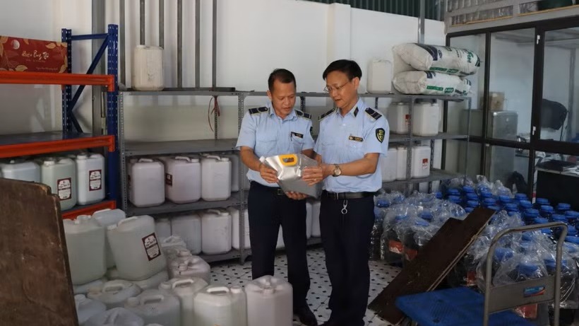 Kiểm tra điểm tích trữ 9.000 lít rượu tại Hà Nội