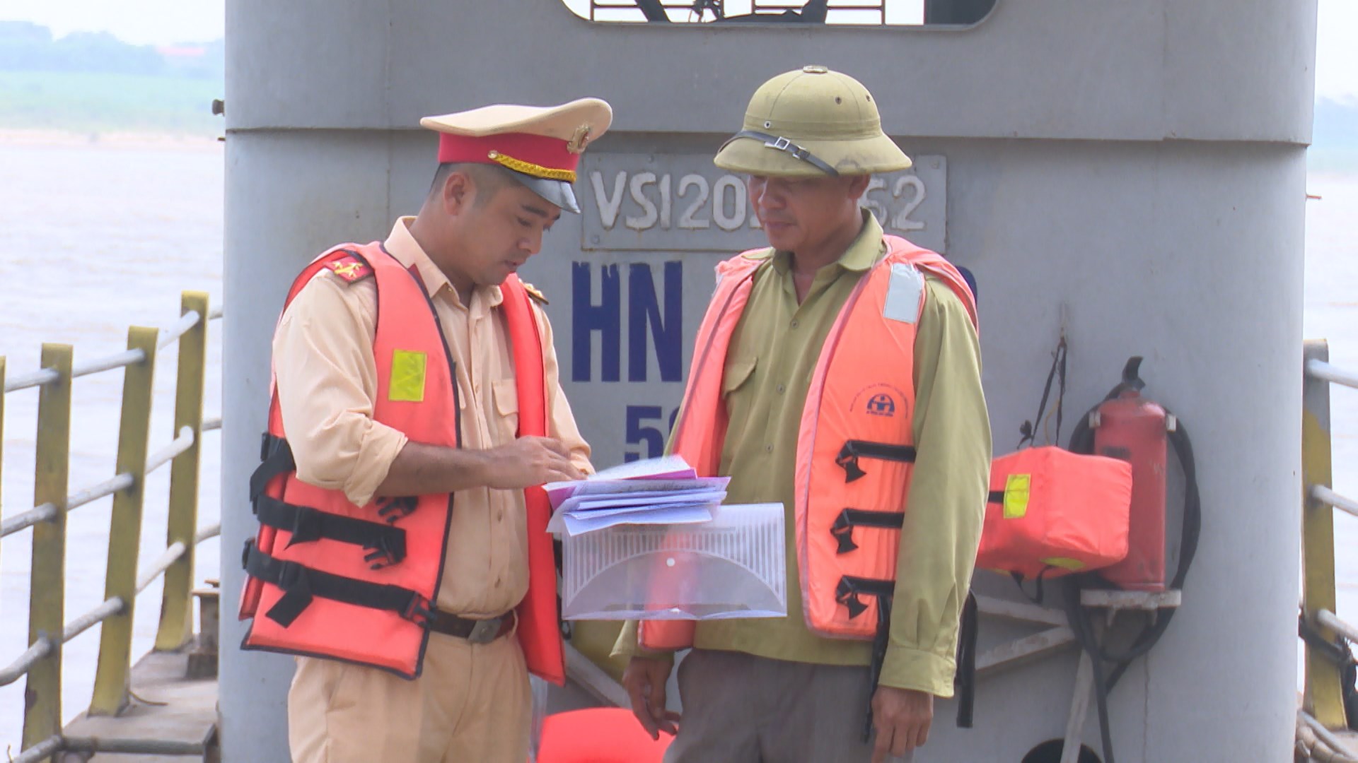 Siết chặt quản lý vận tải sông Hồng trước mùa mưa bão