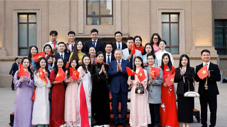 Tổng Bí thư, Chủ tịch nước Tô Lâm gặp gỡ cộng đồng người Việt Nam tại Trung Quốc