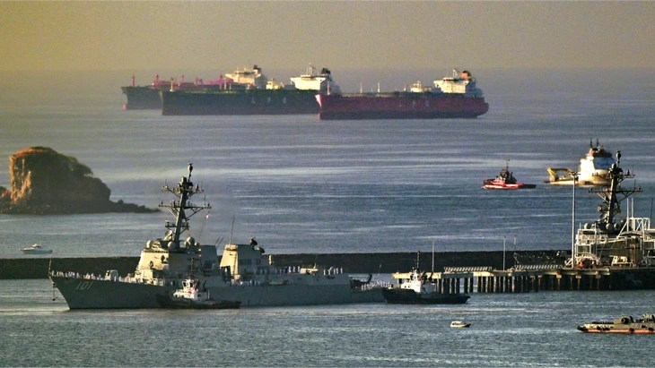 Ai đang kiểm soát eo biển Hormuz: Mỹ hay Iran?