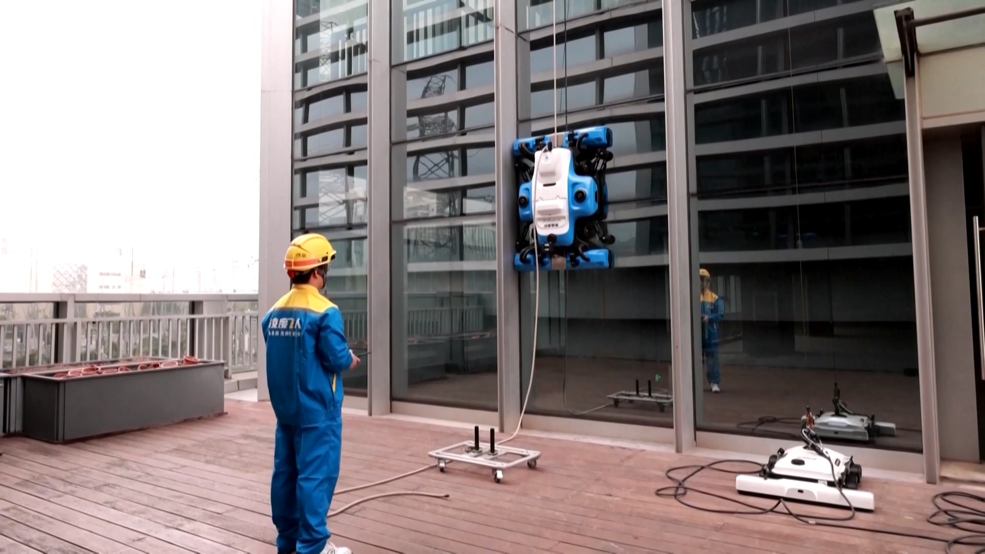Nhu cầu sử dụng robot lau kính tại Trung Quốc tăng mạnh