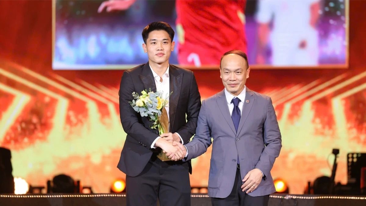 U22 Việt Nam và Đình Bắc nhận giải thưởng 'cống hiến'
