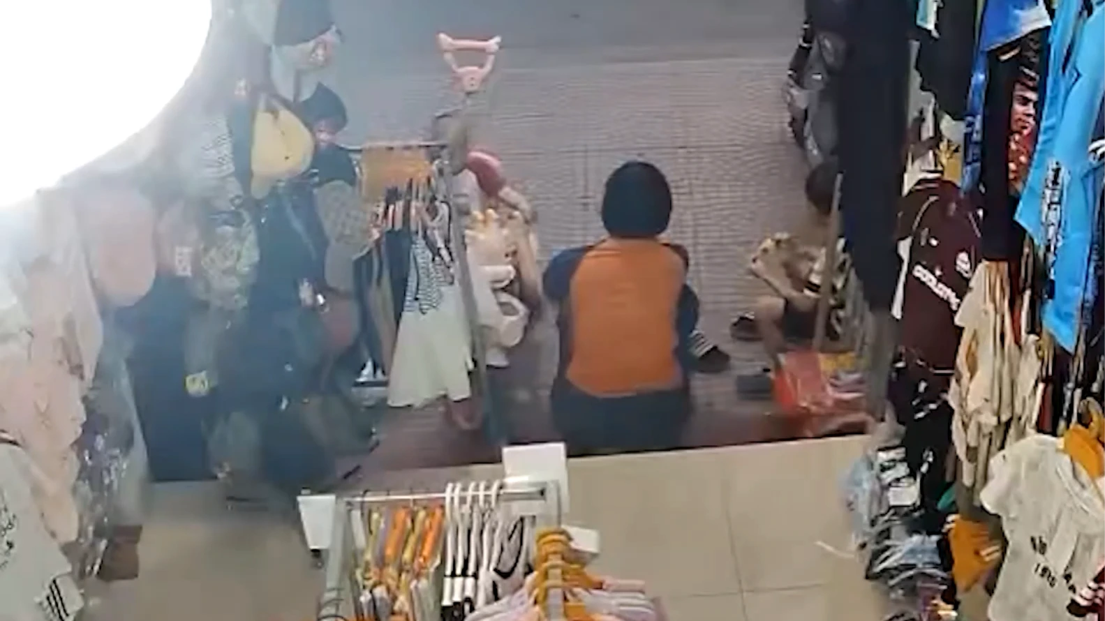 Xác minh vụ hành hung phụ nữ đang trông trẻ nhỏ