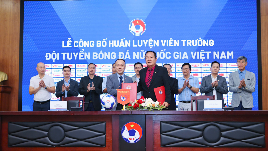 HLV Hoàng Văn Phúc dẫn dắt đội tuyển nữ Việt Nam