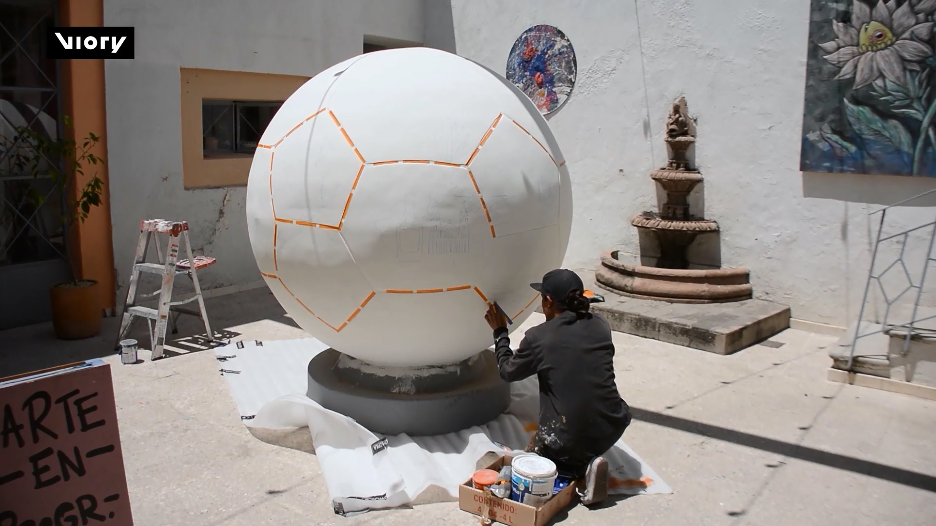 Mexico trưng bày nhiều quả bóng khổng lồ trước thềm World Cup