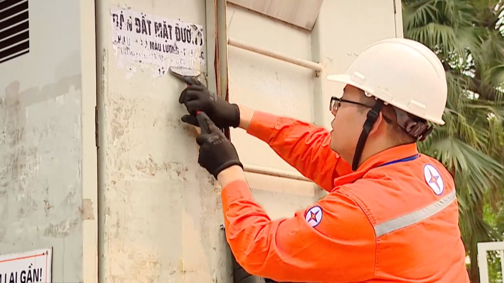 Chung tay ngăn chặn tình trạng dán quảng cáo trái phép