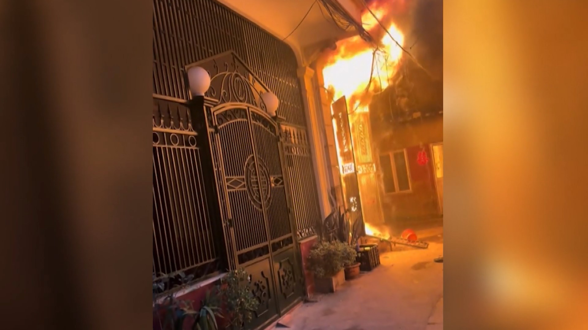 Cháy nhà dân lúc mờ sáng, 3 người thoát nạn