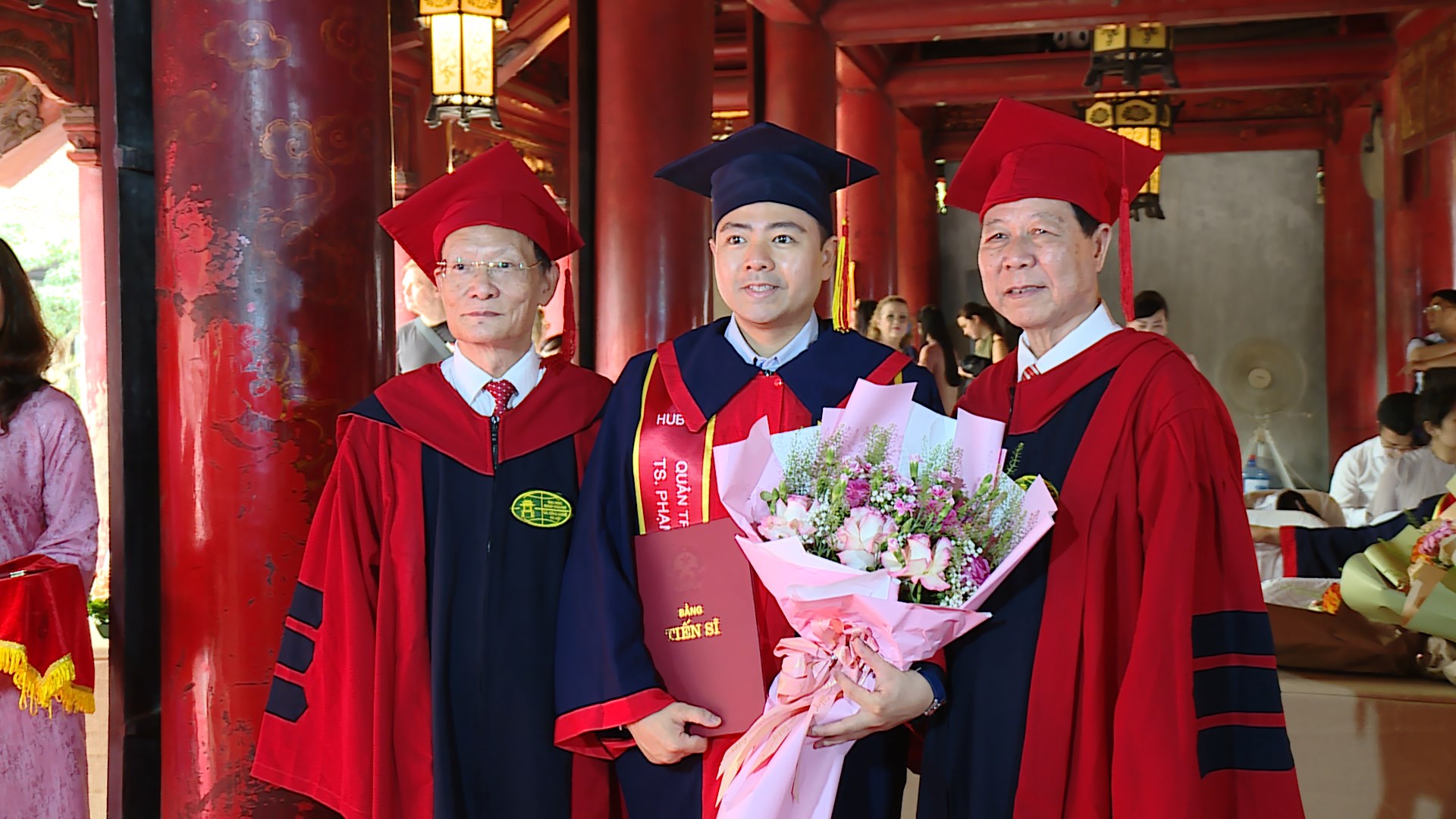 Trao bằng Tiến sĩ Kinh tế cho 16 nghiên cứu sinh