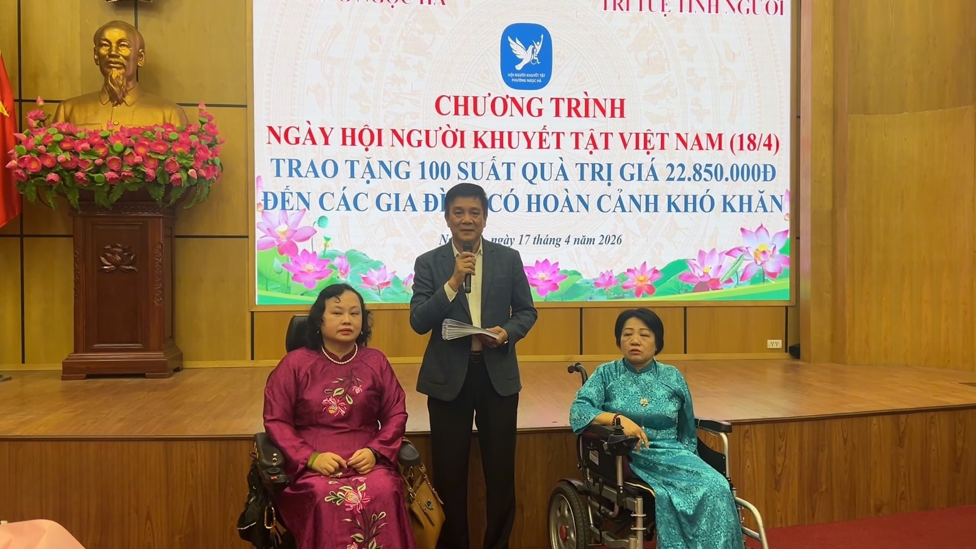 Phường Ngọc Hà trao hơn 100 phần quà tới người khuyết tật