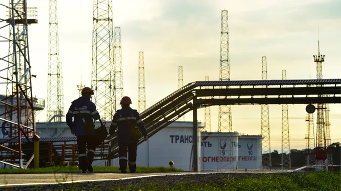 Mỹ gia hạn miễn trừ trừng phạt các nước mua dầu Nga