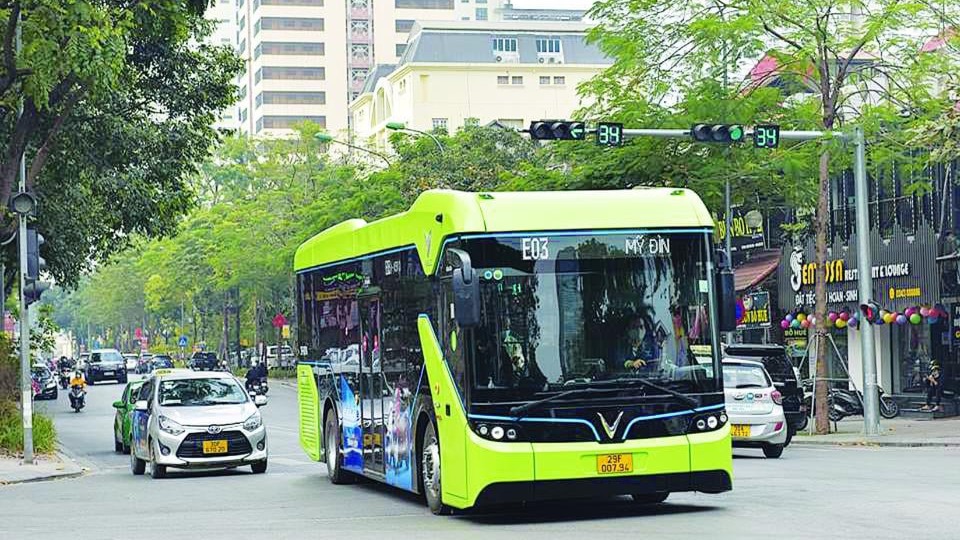Hà Nội chuyển đổi thêm 53 xe buýt điện trên ba tuyến 