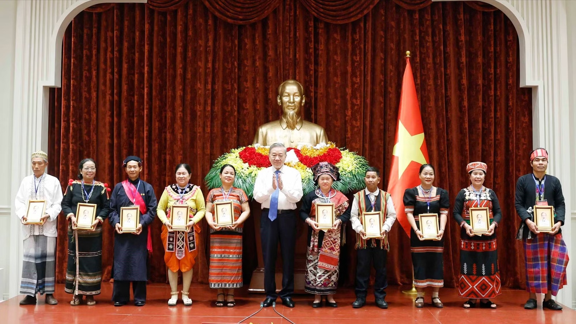 Các già làng, trưởng bản là nhân tố củng cố khối đại đoàn kết toàn dân