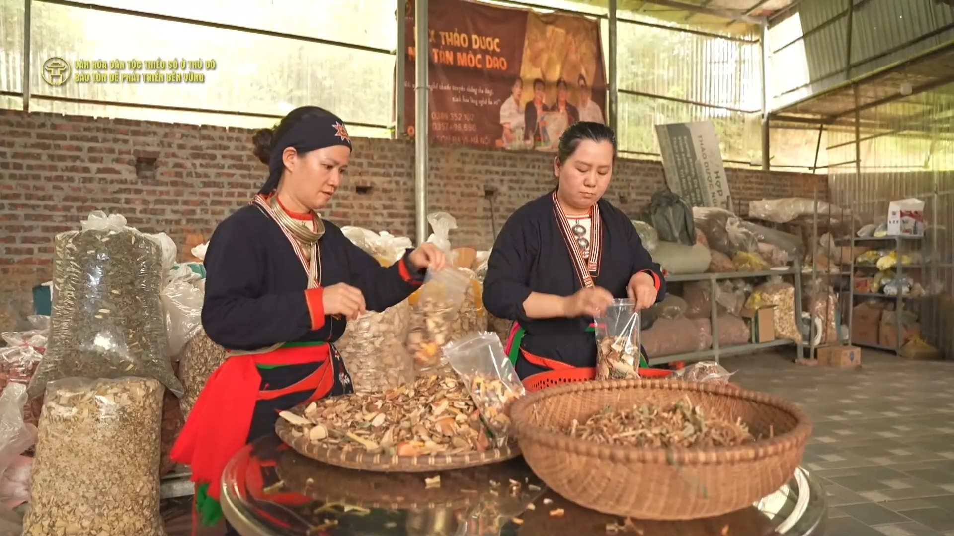 Giữ bản sắc, tạo sinh kế - Hướng đi bền vững cho văn hóa dân tộc thiểu số ở Thủ đô