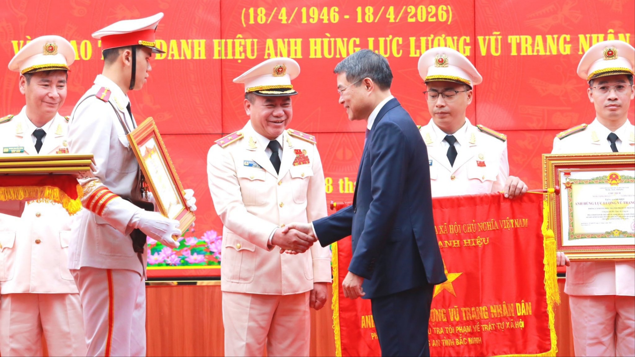 Trung tướng Nguyễn Thanh Tùng đón nhận danh hiệu Anh hùng LLVT