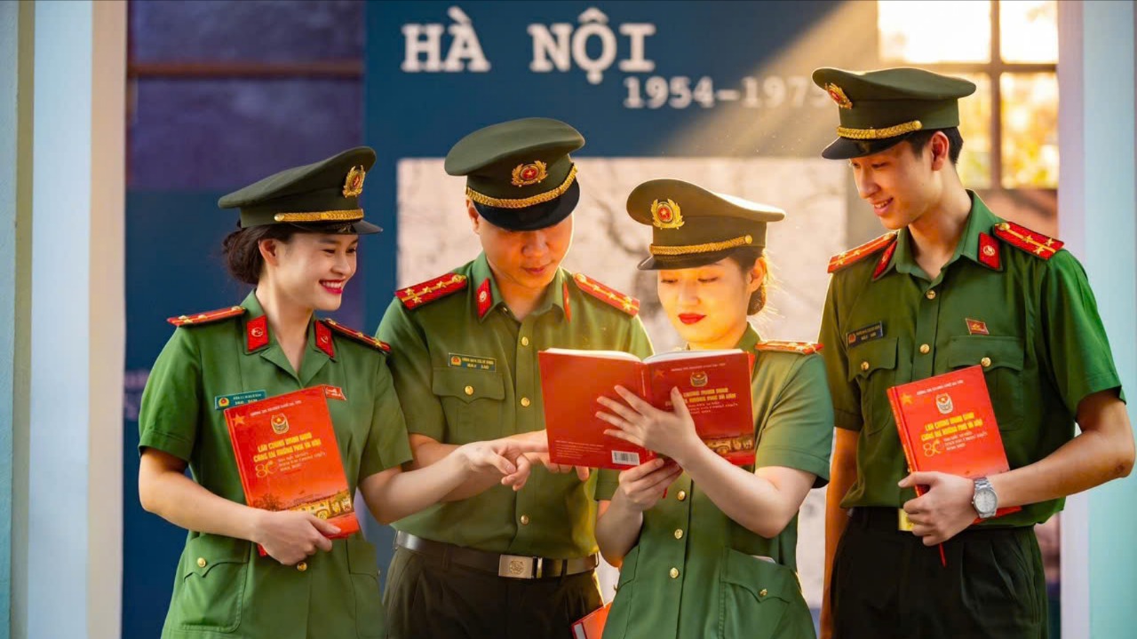 Ra mắt cuốn sách về lực lượng tham mưu Công an TP. Hà Nội