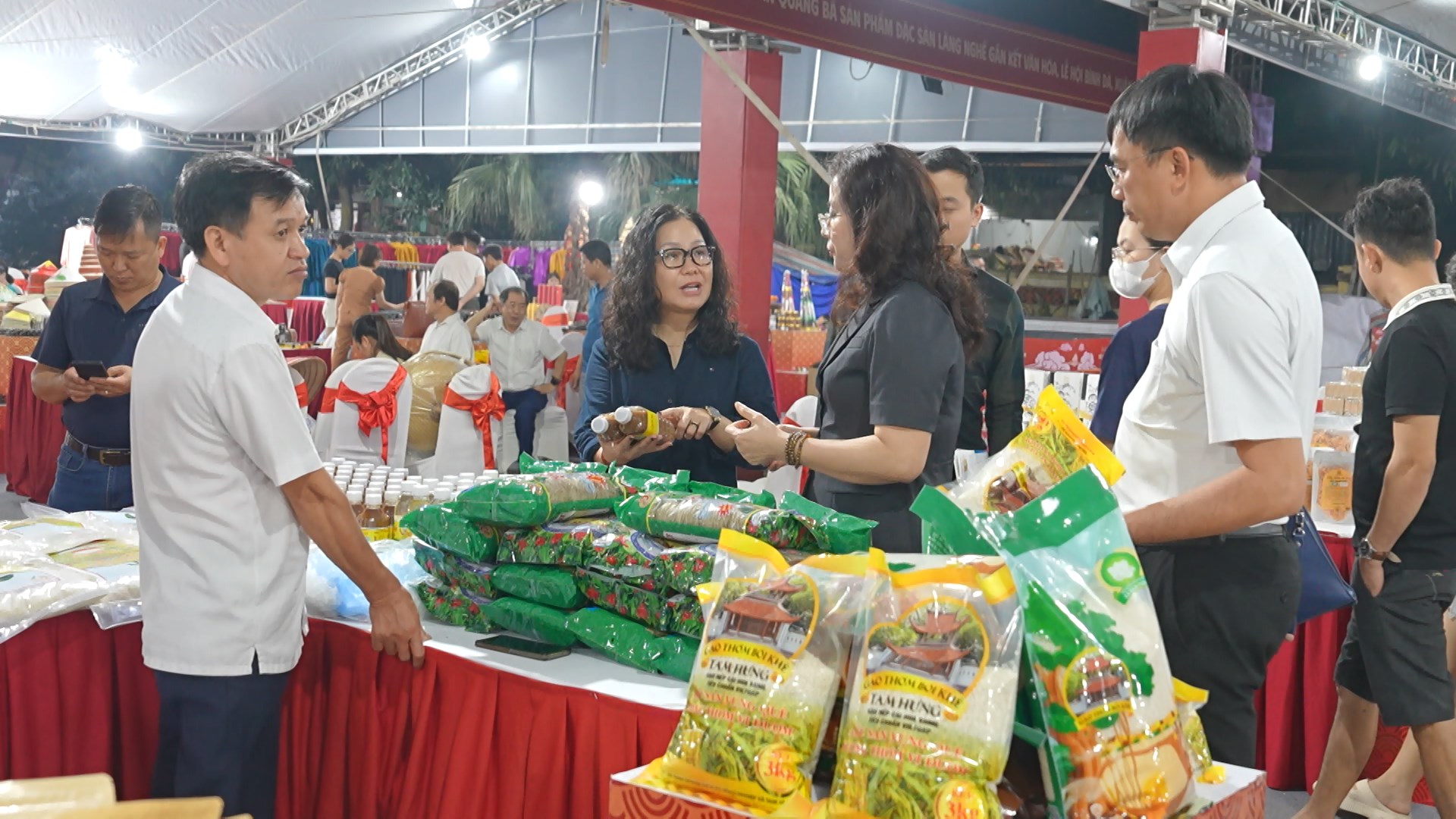 Không gian quảng bá sản phẩm làng nghề gắn kết Lễ hội Bình Đà