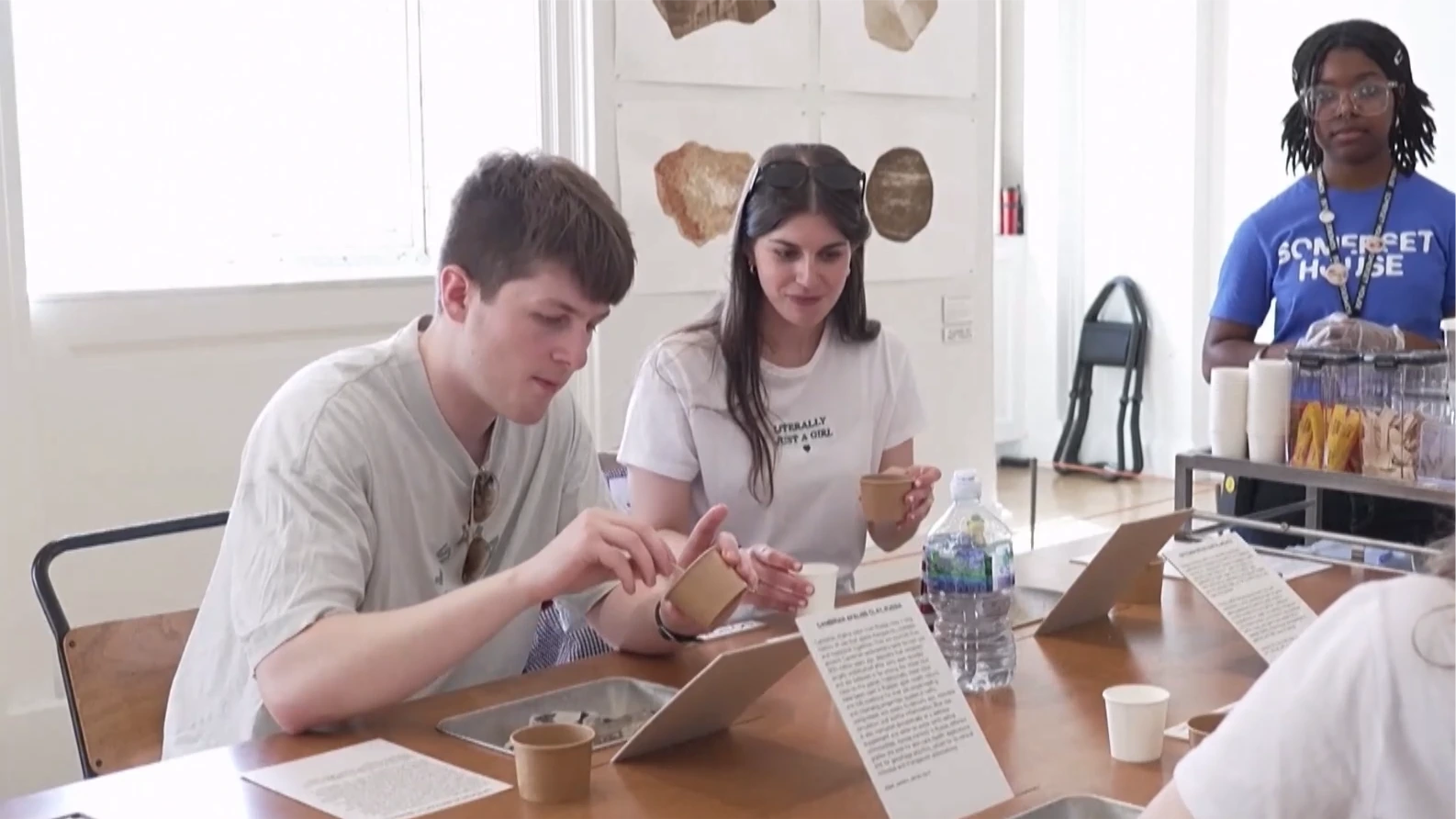 Anh: Triển lãm 'Ăn đất' mở ra góc nhìn văn hóa độc đáo