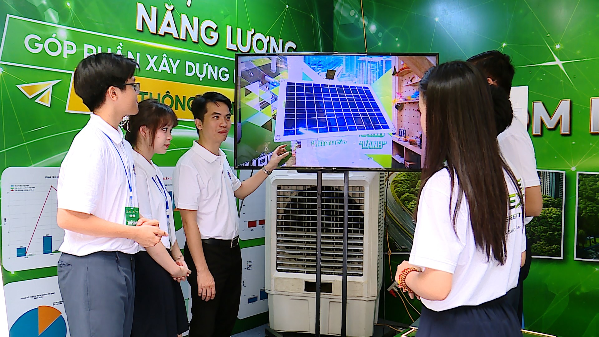 Học sinh tận dụng gió xe di chuyển, tạo điện cho giao thông xanh