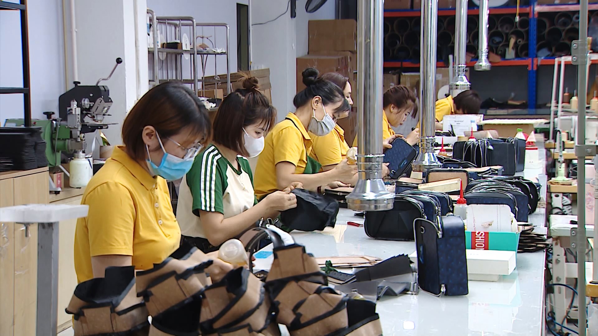 Doanh nghiệp nỗ lực duy trì sản xuất 