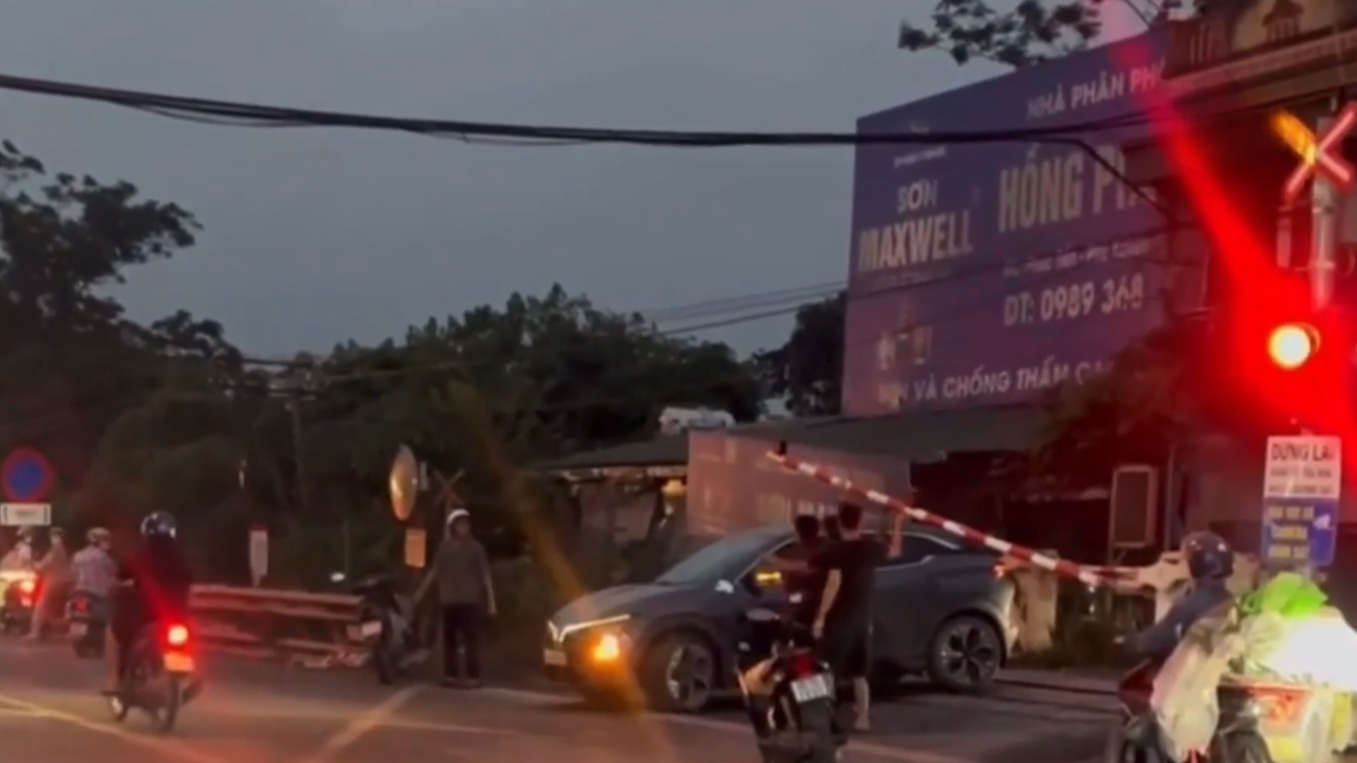 Dừng xe gây tai nạn đường sắt