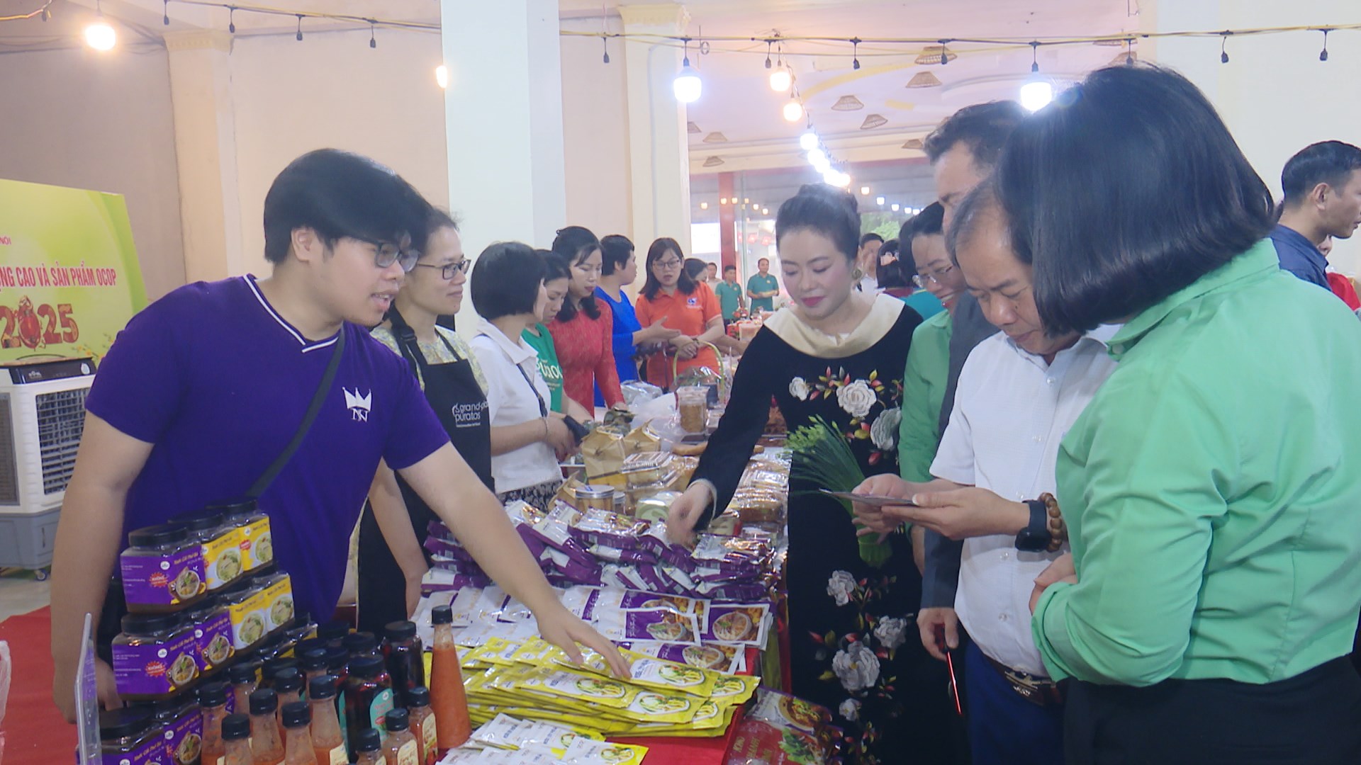 Phiên chợ nông sản sạch, cầu nối giao thương