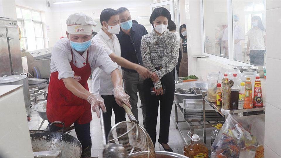 Tăng cường kiểm tra an toàn thực phẩm tại bếp ăn tập thể, trường học