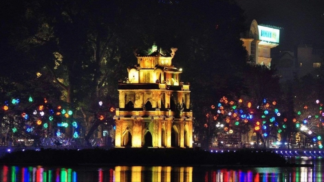 Người trẻ góp phần phát triển du lịch, kinh tế đêm của Hà Nội