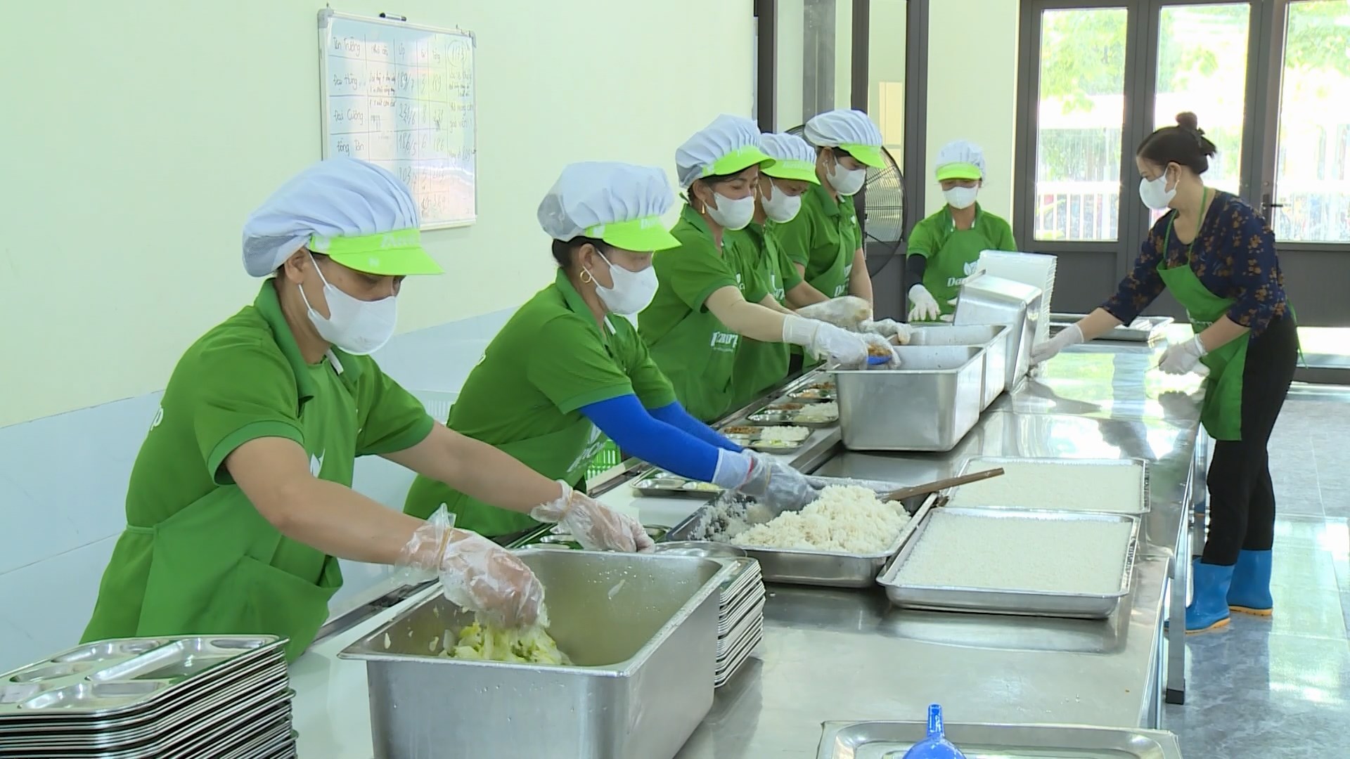 Xã Ứng Hoà siết chặt kiểm tra bữa ăn bán trú