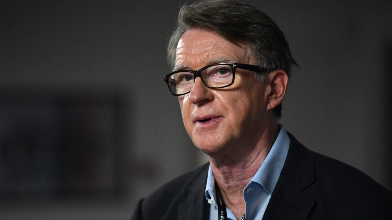 Bê bối Peter Mandelson làm rung chuyển chính trường Anh