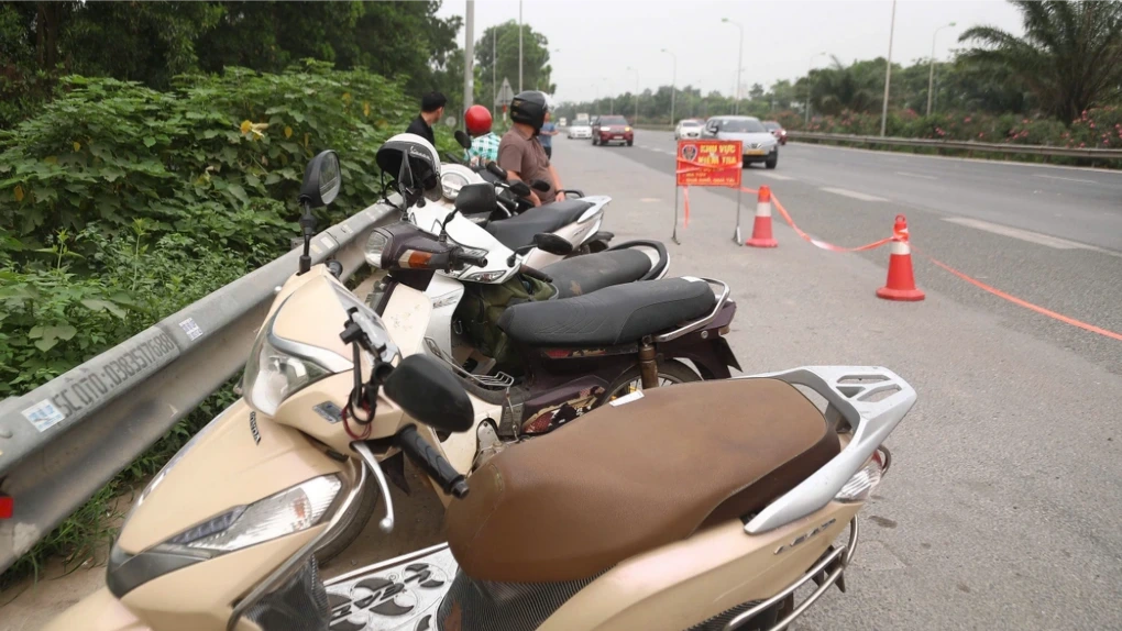 Xử phạt nghiêm lái xe máy 'liều mạng' đi vào cao tốc