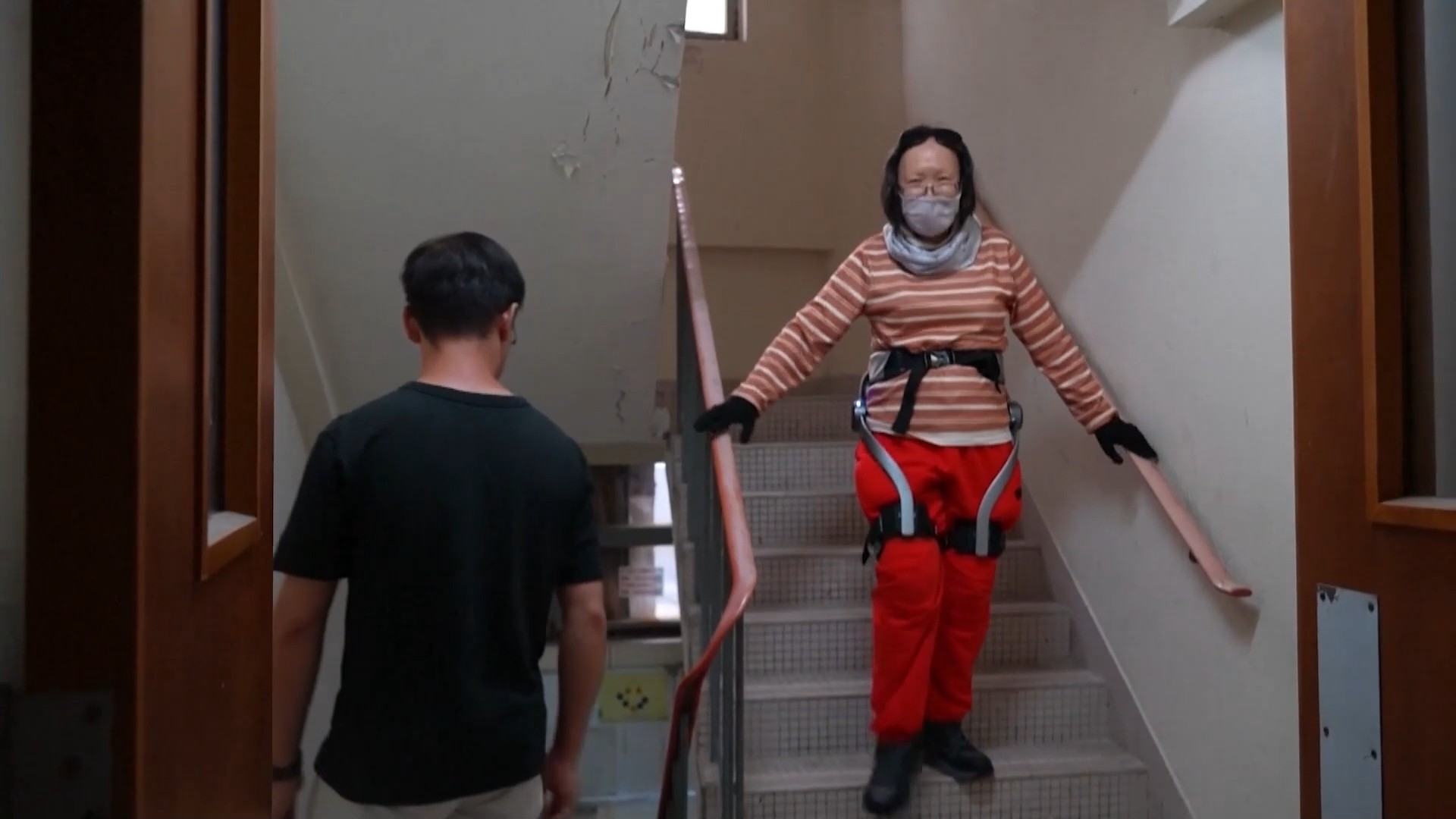 Chân robot hỗ trợ người dân trở về nhà sau vụ cháy