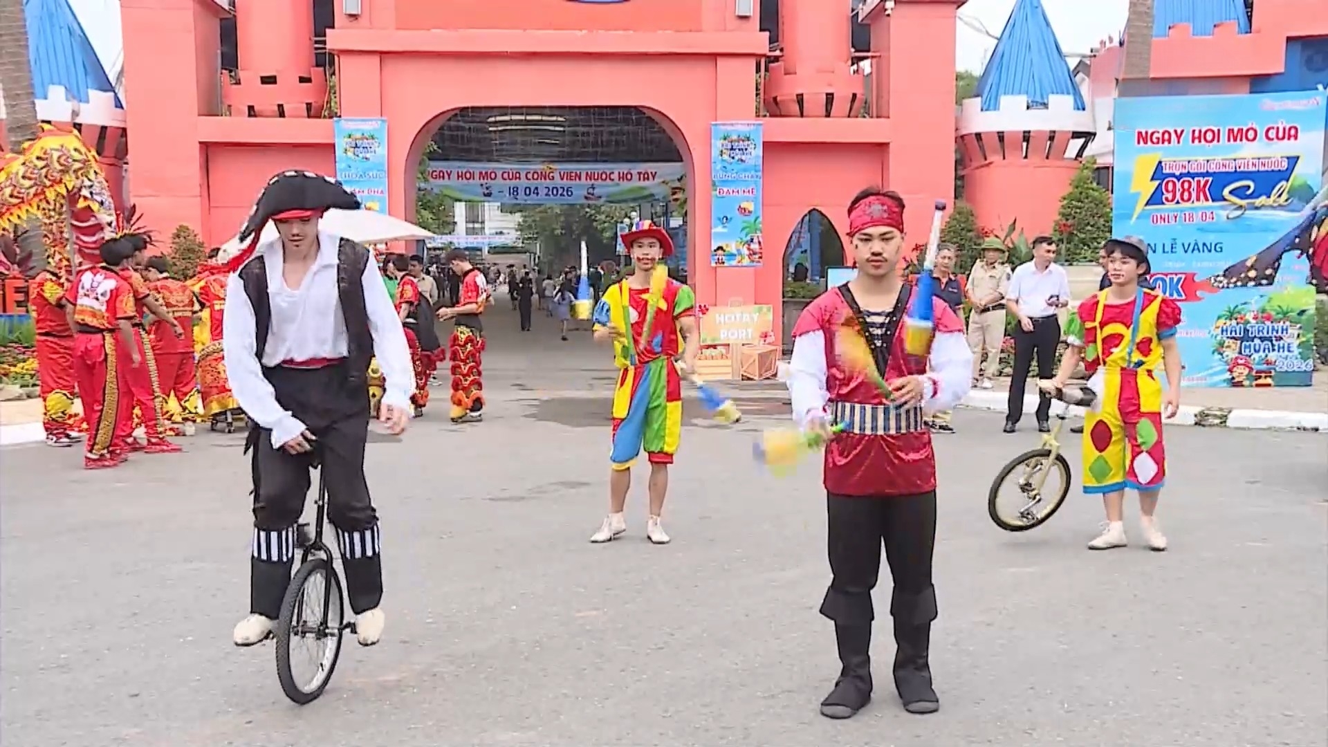 Công viên nước Hồ Tây mở cửa trở lại