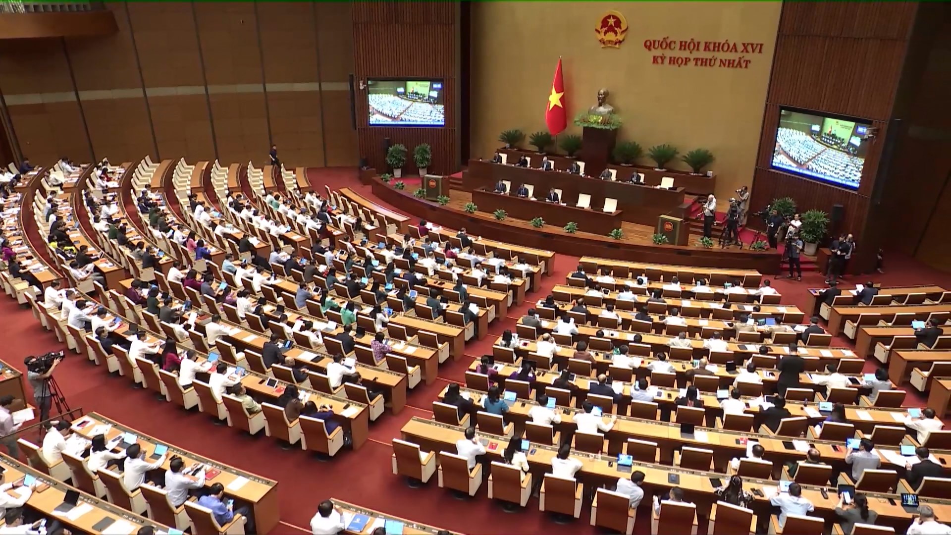 Đề xuất nâng lương cơ sở lên 2,65-2,7 triệu đồng/tháng